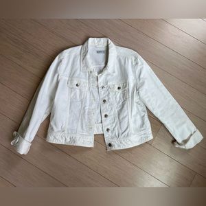 Great GAP 1969 style white jean jacket classic